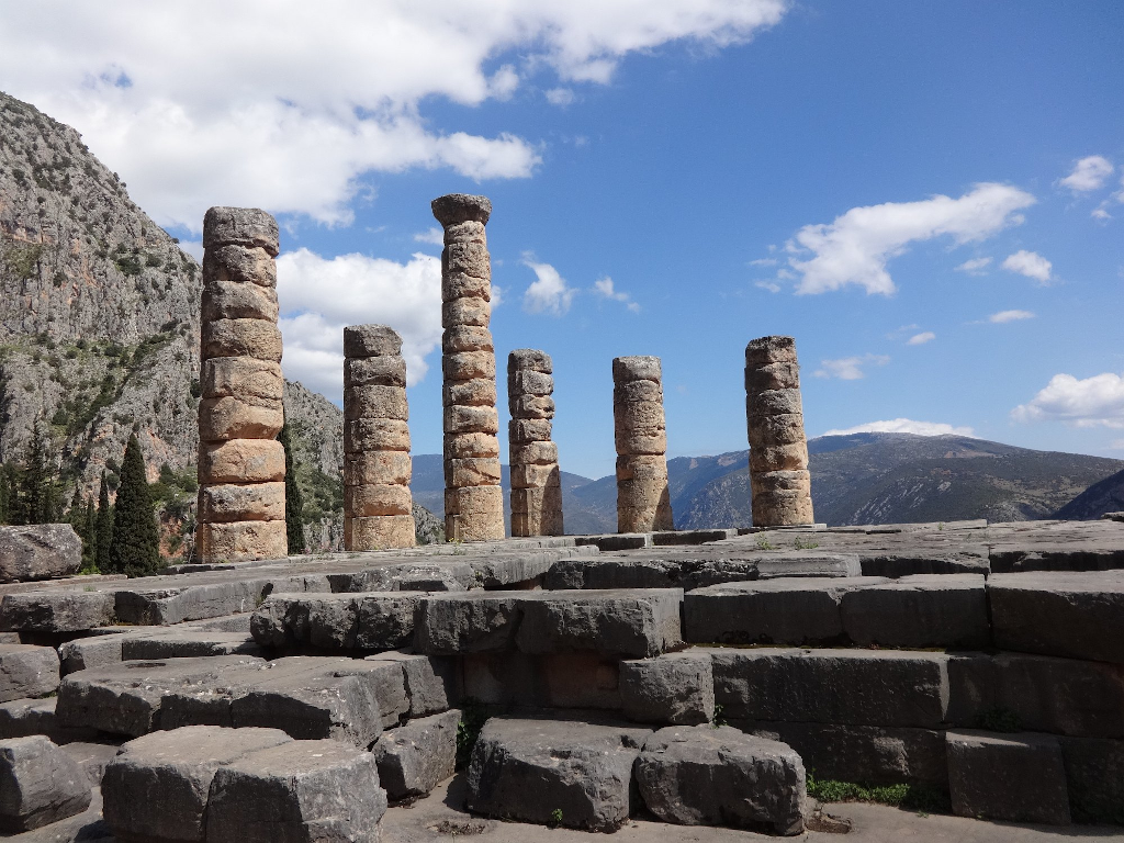 https://www.kiffingish.com/images/delphi-ruins-greece.png