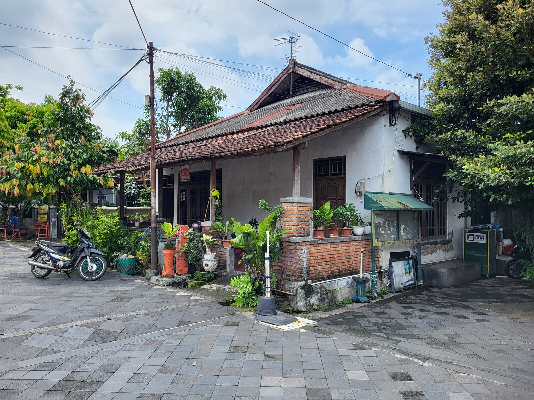 Yogjakarta - Taman Sari Water Castle 4 - House at front.