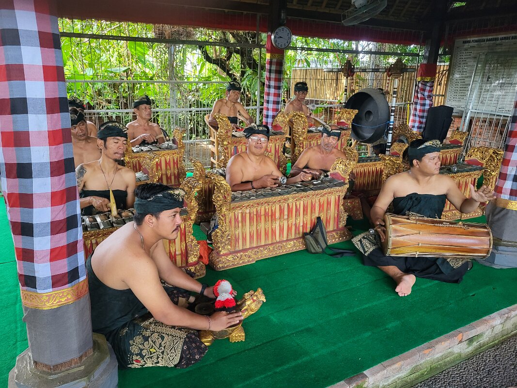MAR 20 - Balinese dance drama 1 - Musicians.