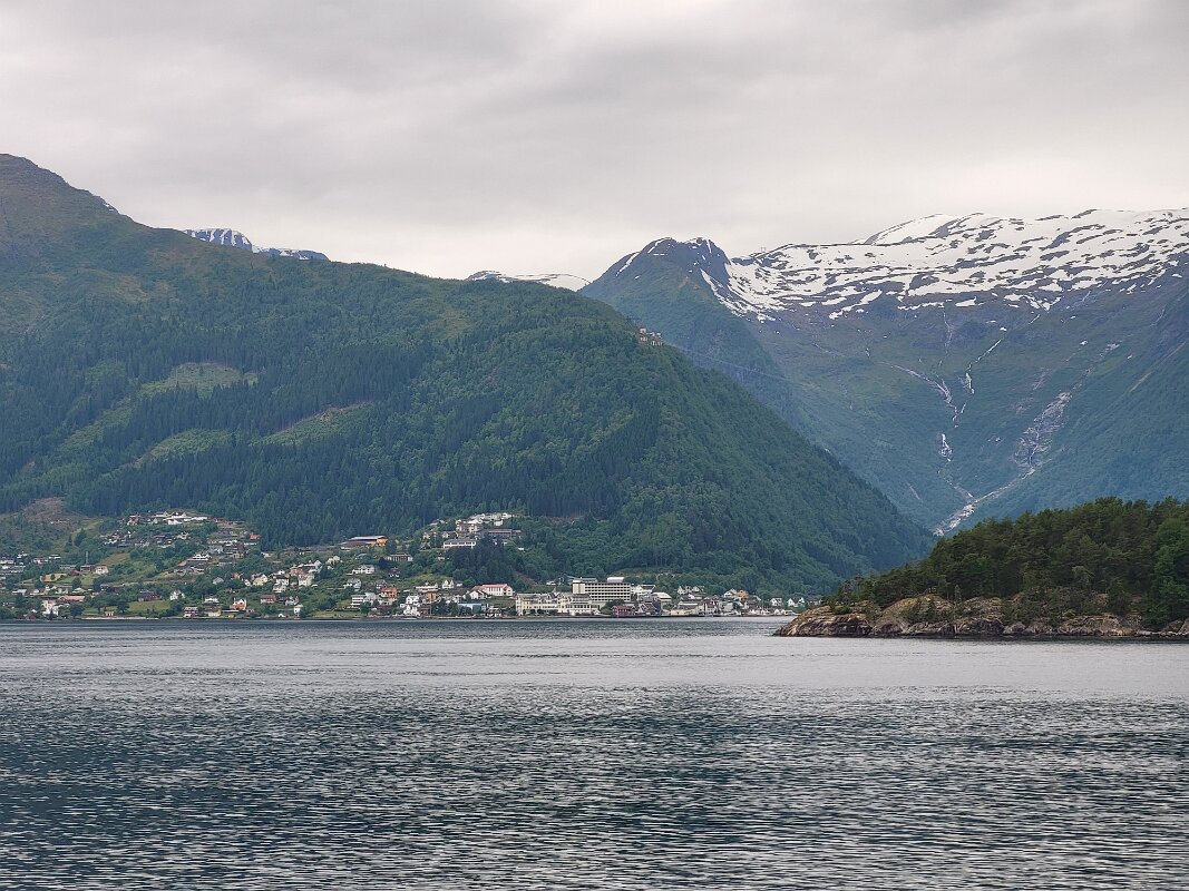 Balestrand - Ferry is getting closer.